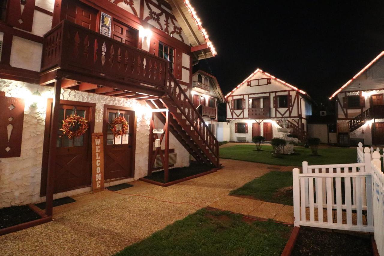 Alpine Village Inn Helen Exterior photo
